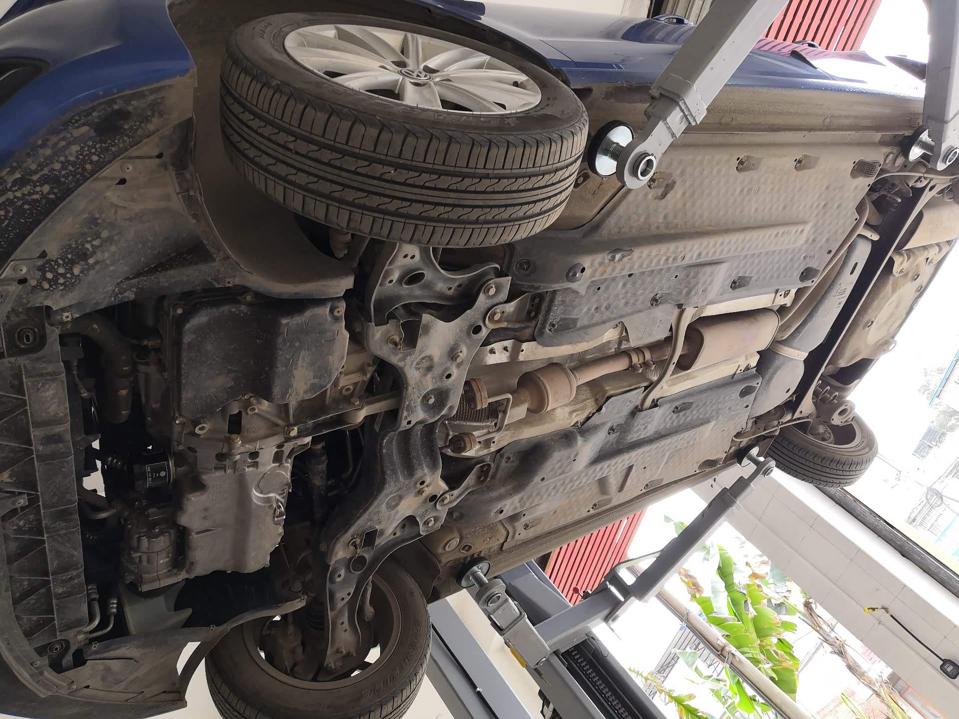 全新poloplus准备起飞升起底盘来看看这做工