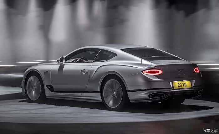 这款银白色的宾利真是太迷人了,那椭圆的爱灯真是炫酷,尾灯好看