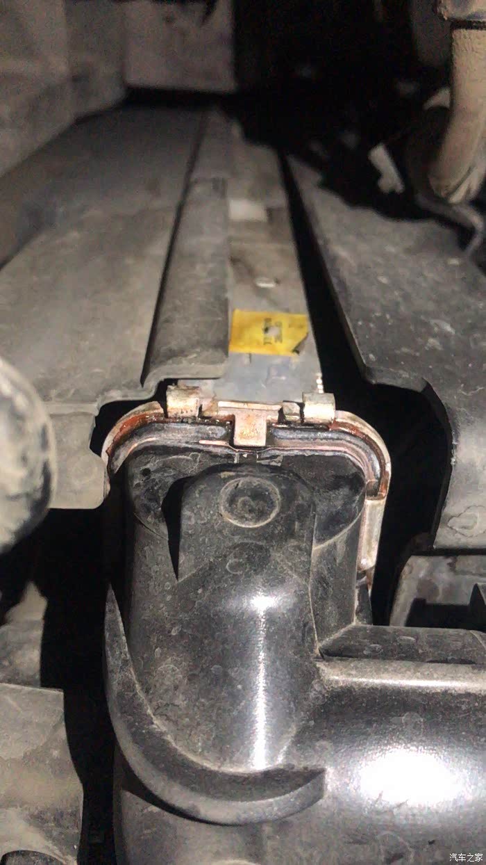 路虎揽胜运动版15款 水箱漏防冻液出来 有车主遇到这个问题吗