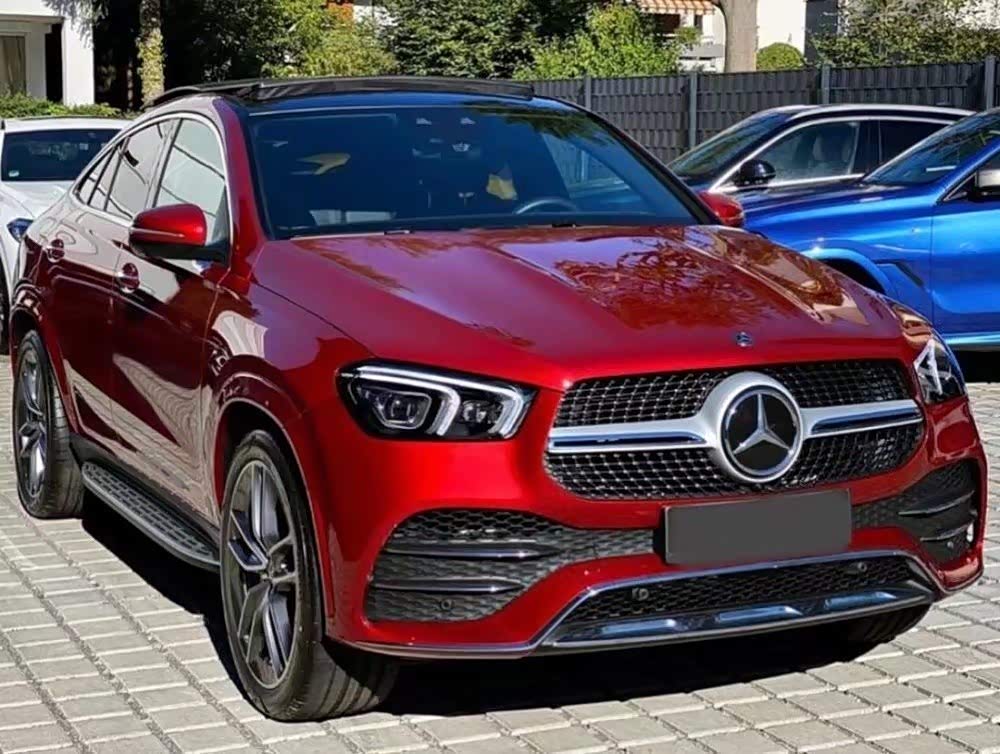 奔驰gle coupe实车,采用极为运动的红色风格