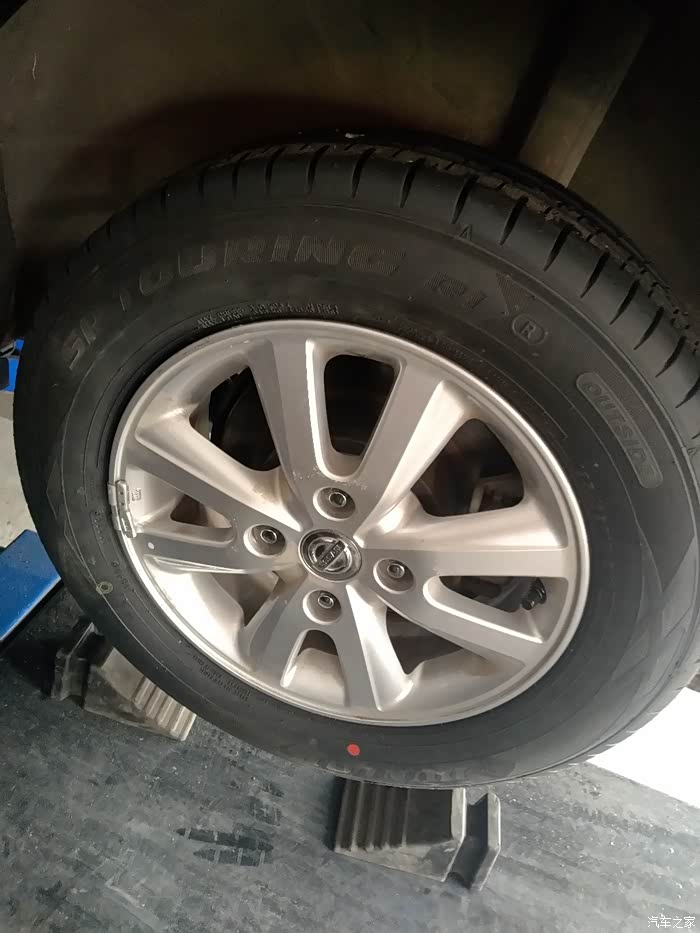 经典轩逸换轮胎1956515