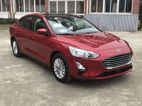 高贵的暗红色,显眼的新福克斯