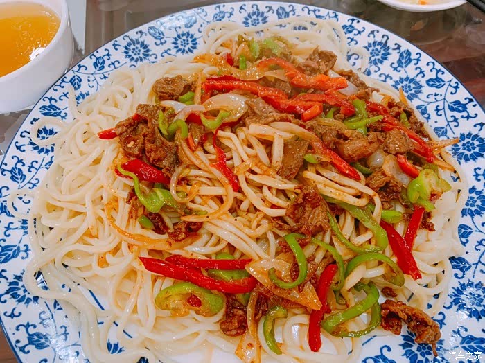 趁着充电时间,跟前来份孜然羊肉拌面.