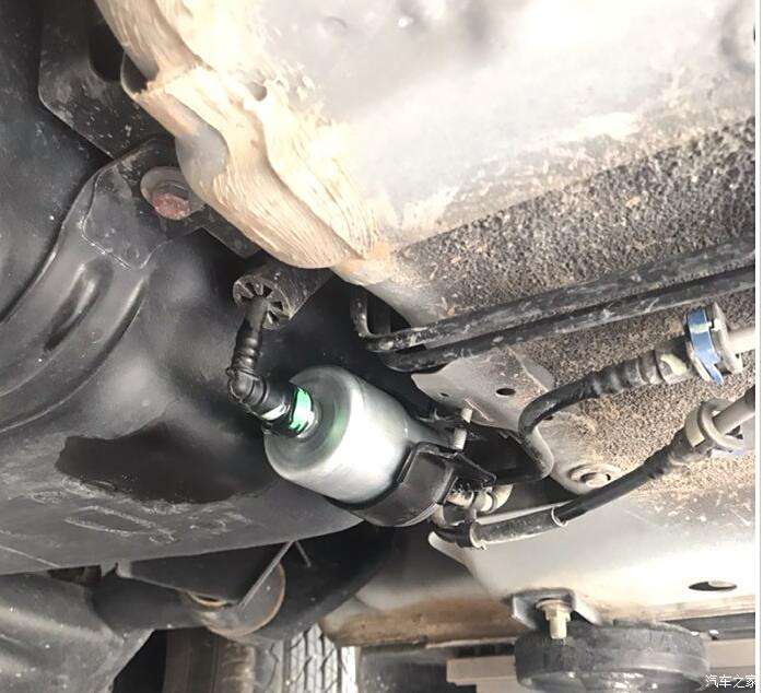这款车的汽油滤芯在什么位置