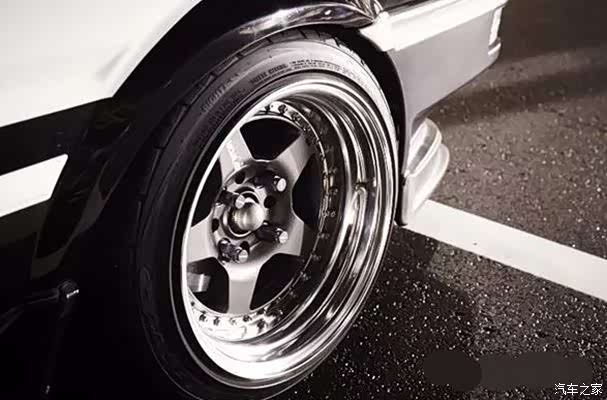 这辆ae86的轮毂来自ssr,轮胎是东洋轮胎,整体感觉是很厚重的风格.