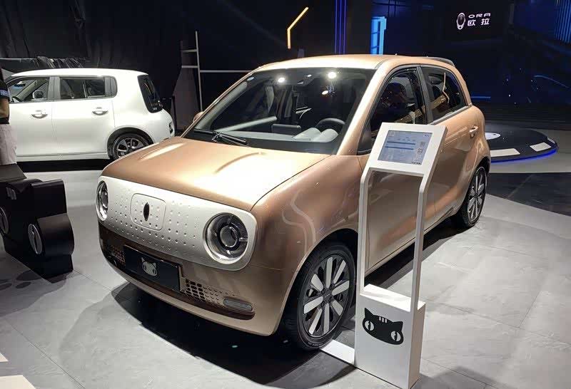 欧拉黑猫整体外观设计沿袭了现款车型的极简设计风格