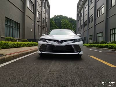 丰田八代凯美瑞白色车身米色内饰延迟半年的提车分享