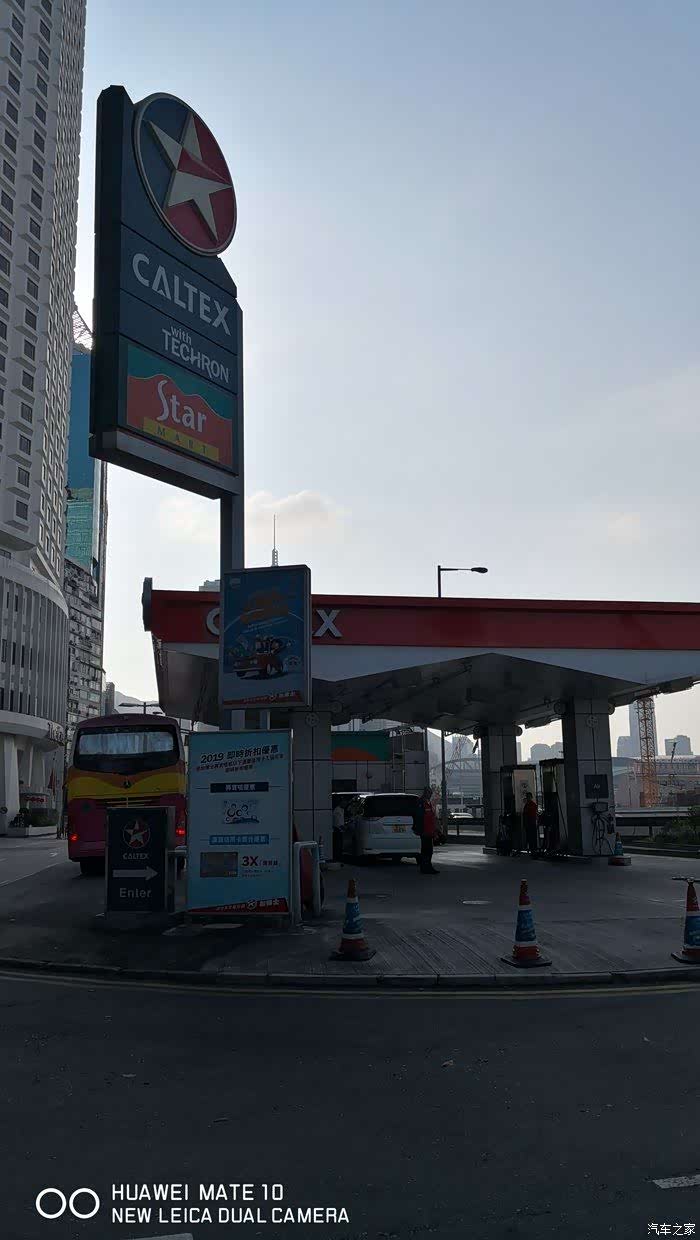 香港的加油站,除了规模不如大陆的宏伟,其他的一应俱全.