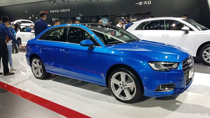 最爱的奥迪a3蓝色很漂亮啊