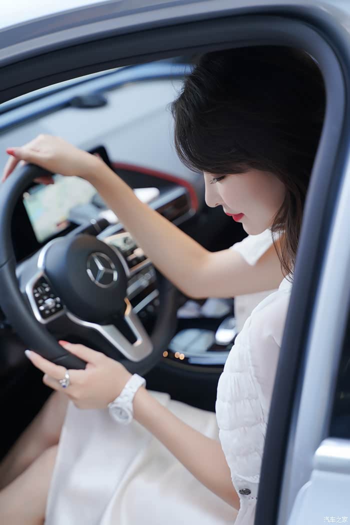 女神驾道豪华与科技并存美女主持人体验奔驰eqc400静谧之美