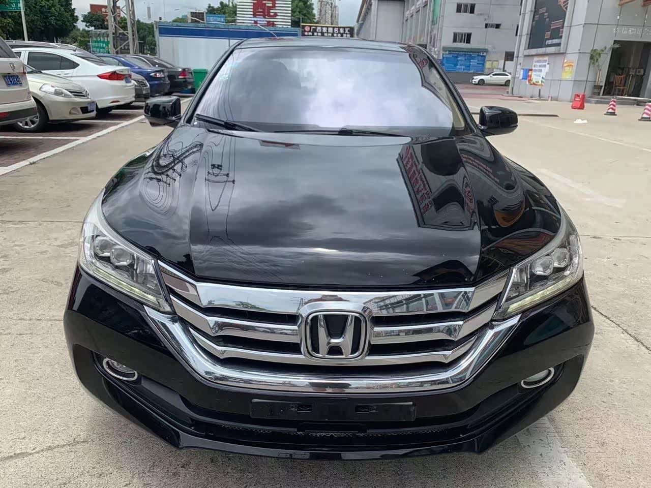 本田雅阁非常的帅气是丰田凯美瑞的强力对手