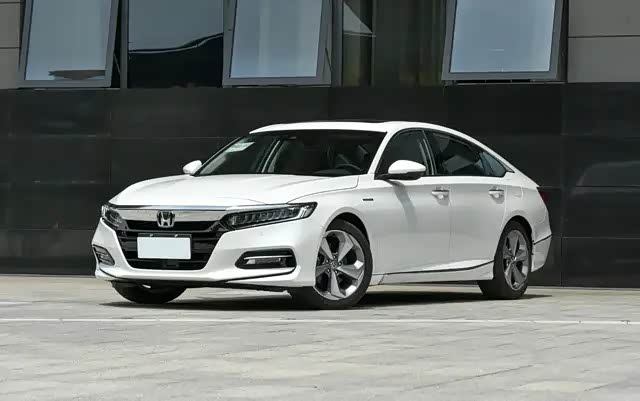 十代雅阁的外观设计非常年轻,前脸使用了本田家族比较新颖的外观