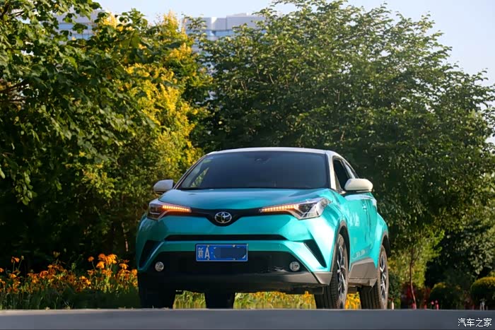 新疆首台潮牌碧玉蓝chr提车