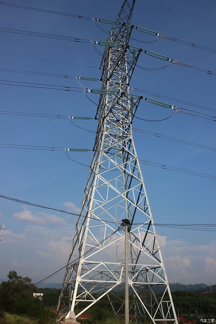 这个铁塔是高压铁塔,是500kv也就是50万伏的双回路高压交流电