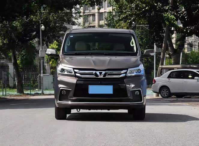 华颂7的前脸非常宽大发动机盖上有四条棱线设计视觉感很棒