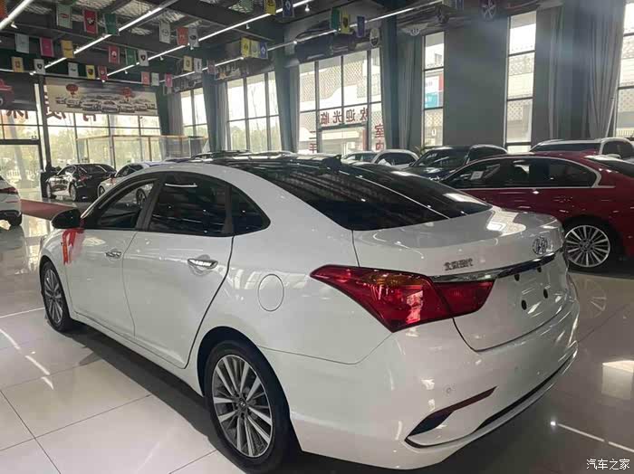 白色的北京现代名图,45角度真是美极了,黑色的内饰优雅,爱了