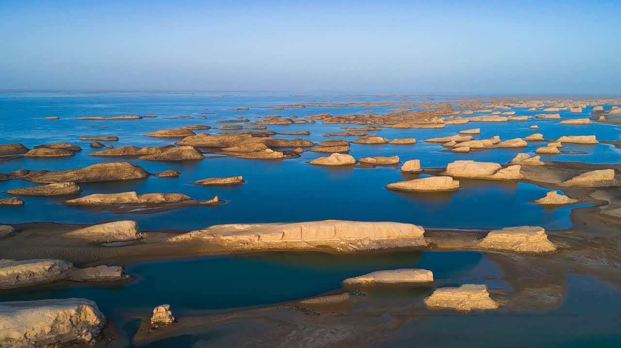 青海魔鬼之城——水上雅丹.