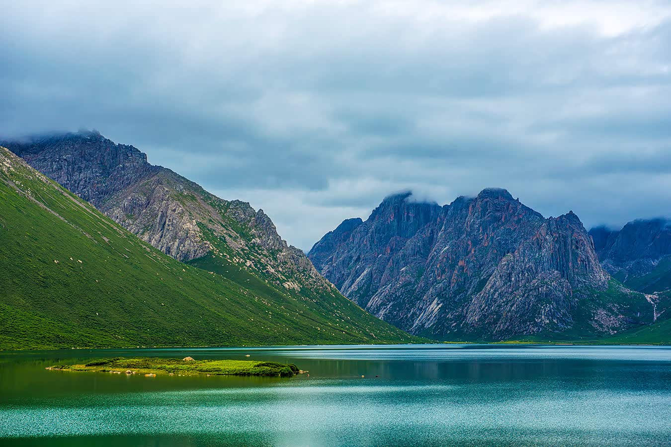 中国甘南藏族自治州的壮美草原景色 .