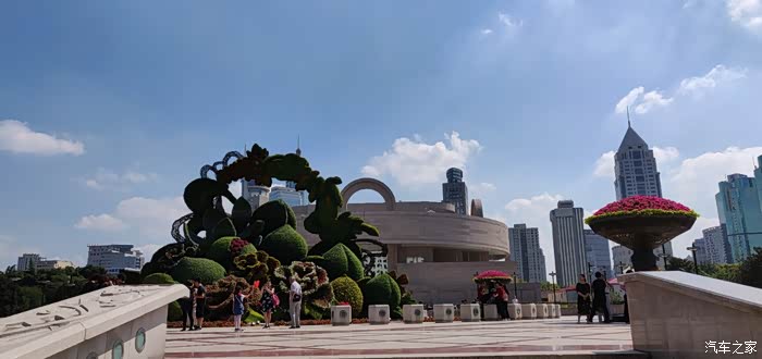 带小朋友在人民广场风云再起抓娃娃