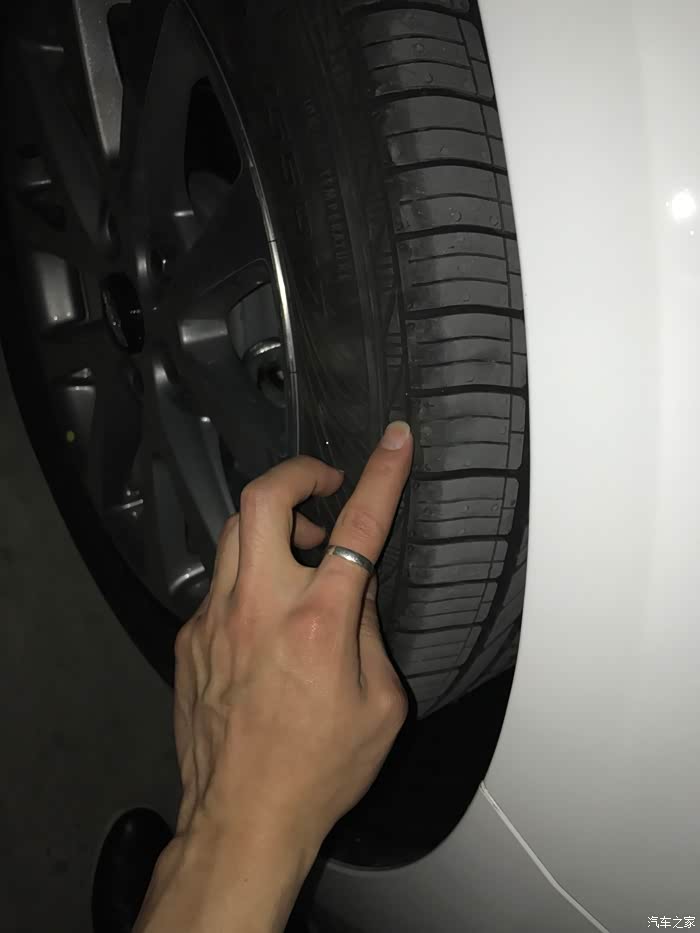 你好,右前轮胎肩扎钉子了,已经补了,能跑高速吗,就是手指的那个地方.