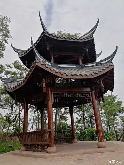 爬累了坐在半山腰的双重檐凉亭里面吹吹山风,太舒服了!