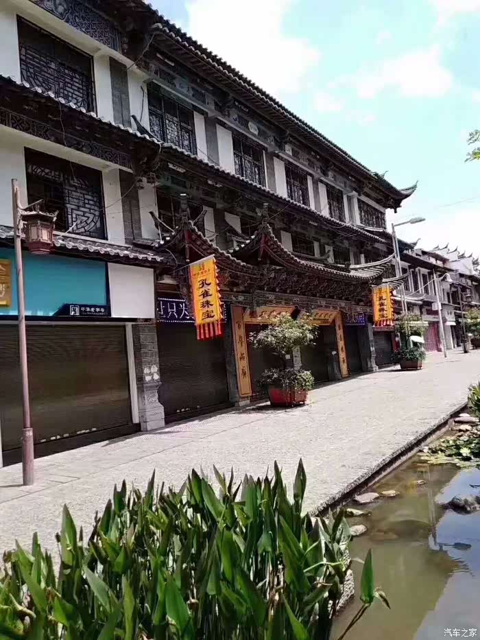 原本游人如织,熙熙攘攘通海中心城区,商业街商铺16:00就关张了,气氛