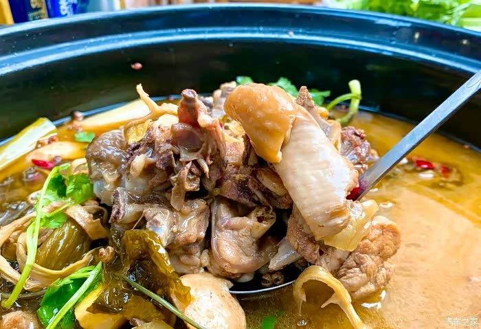 和小窝去品尝符缸老坛子酸菜竹笋鸡