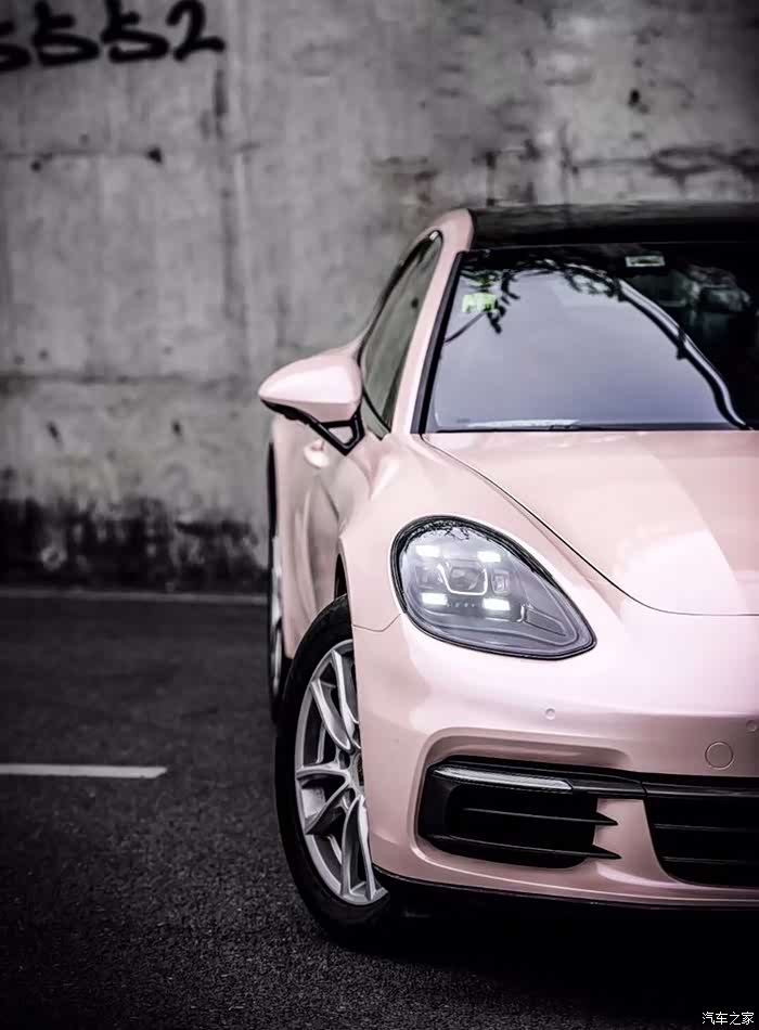 冰粉色的porsche paramera,适合今天的颜色!