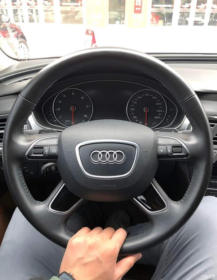 原厂四幅方向盘,说实话有点丑