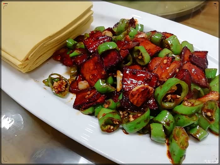 疯狂泰山走走转转独具特色的新泰黏糊鸡吃起来