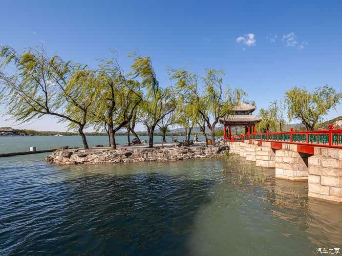 北京颐和园的湖面有时平静得像一面镜子有如一个温柔的小女孩