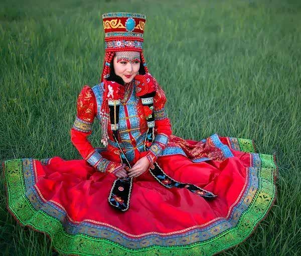 美丽的少数民族风情,美好的民族特色,衣着华丽,光彩照人.