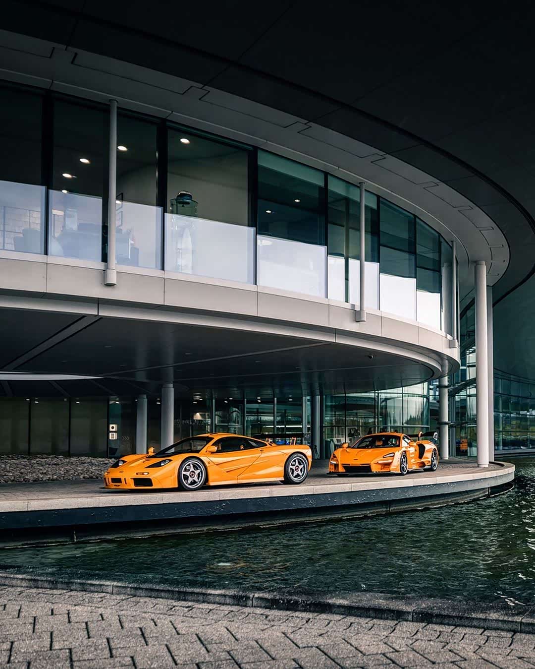 迈凯伦总部展示的两台镇店之宝迈凯伦f1和塞纳