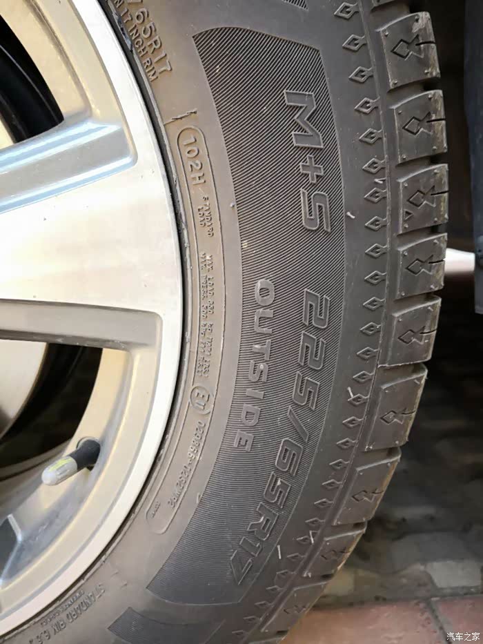 r17的轮胎  清晰可以看到生产日期  厂家等信息   蓝标采用固铂轮ゥ