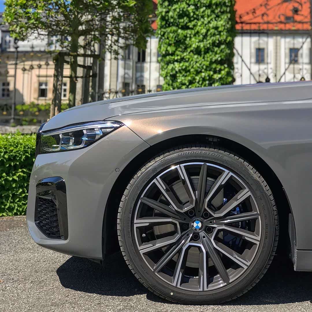 水泥灰这个颜色,用在宝马7系上颜值瞬间爆发!