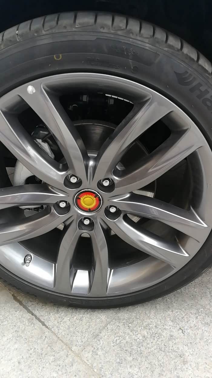 贵州兴义红旗h5换装金太阳轮毂标迈步走在社会主义幸福的大道上