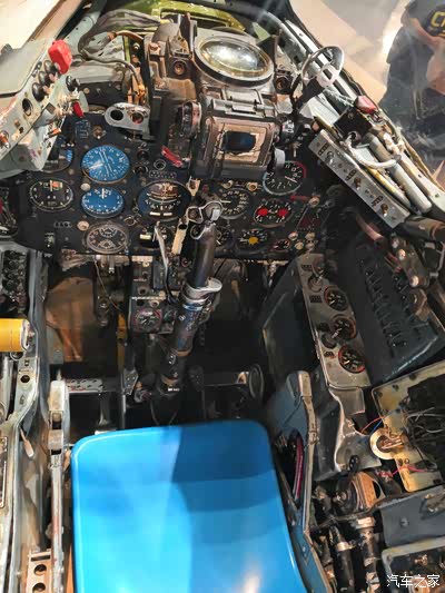 歼6战斗机驾驶舱  弹射座椅被拆除放个凳子