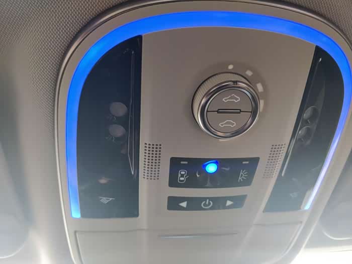 头顶还有氛围灯,晚上看起来应该更酷炫.