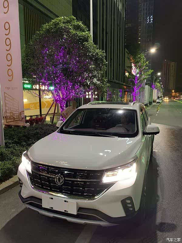 飞机大灯一亮,行人就望过来