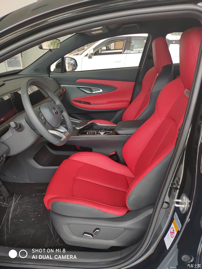 红色内饰感觉比75p的更好看