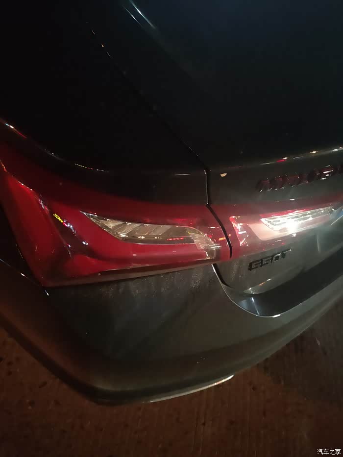 迈锐宝xl550t的尾灯平时开车时是怎么样的一个状态在亮