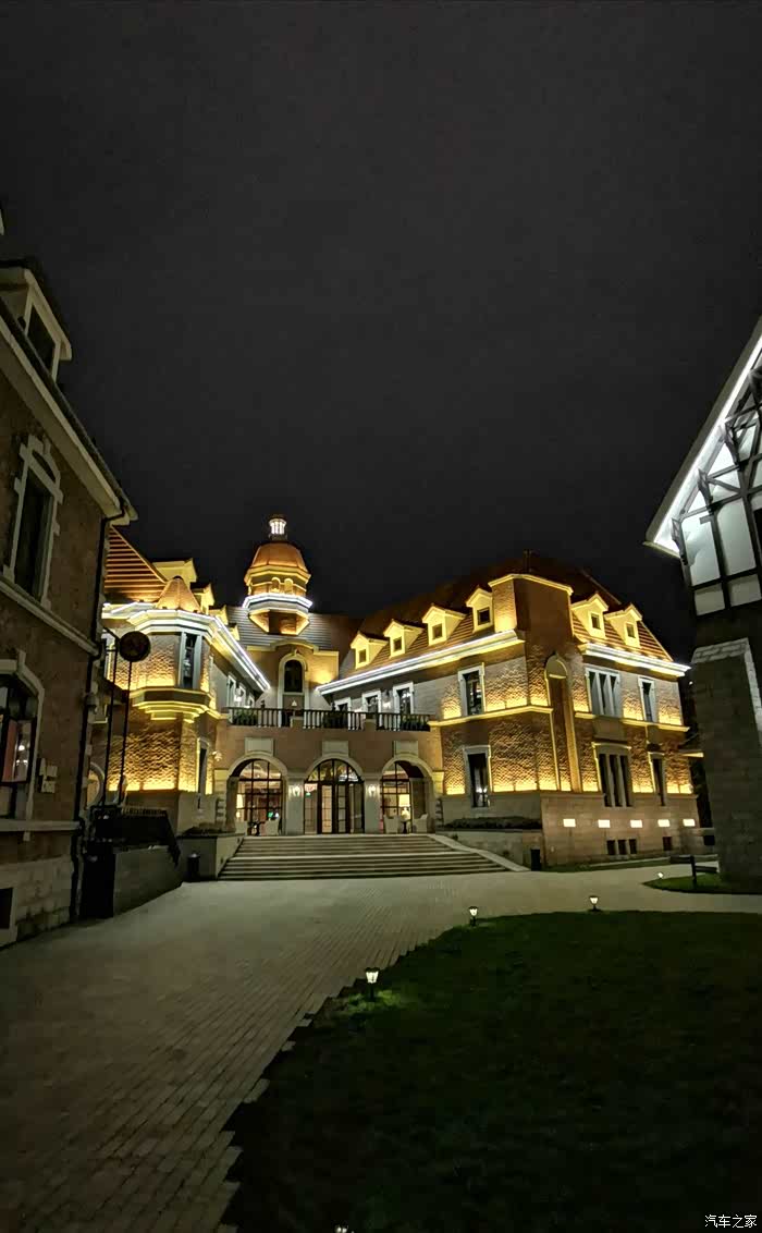 万物复苏送福利德式风情区夜景上