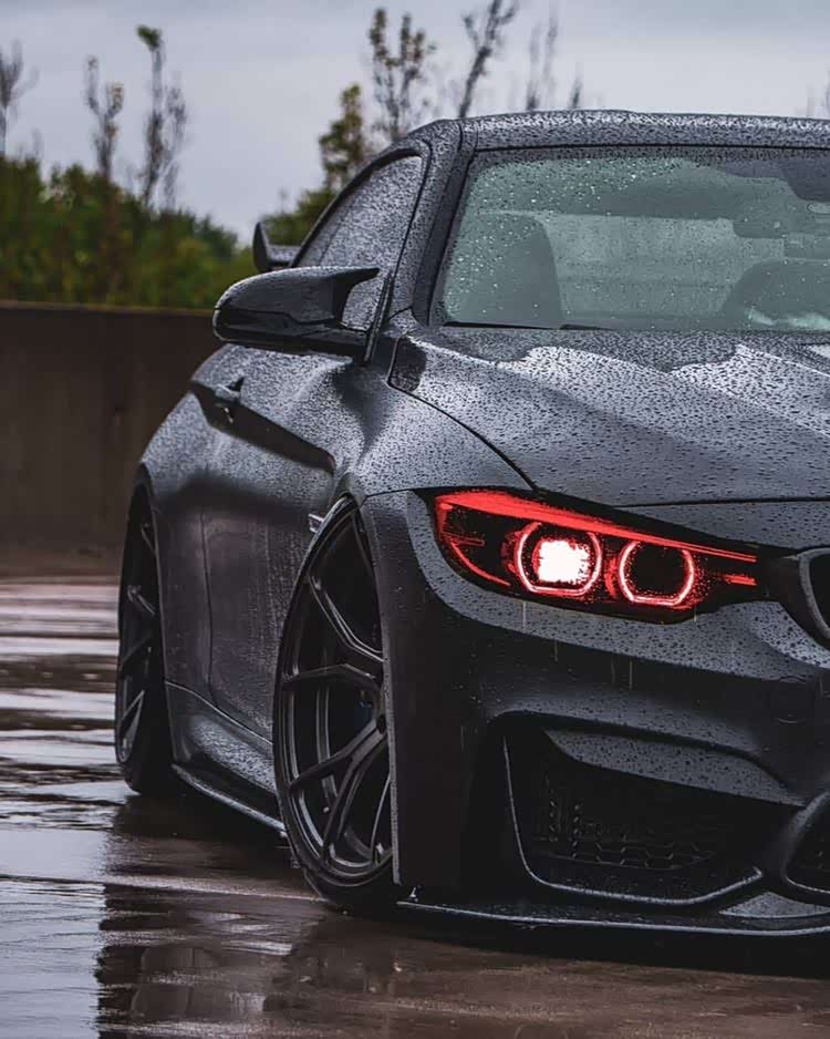 黑化的宝马m4,看着更像一位带刀武士,杀气腾腾.