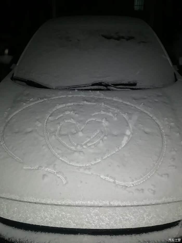 下雪天偶尔在车上调皮一下