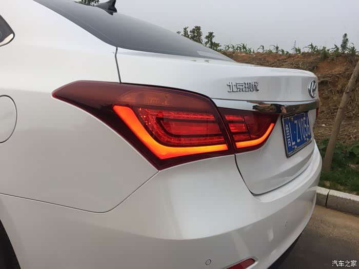 名图新老款led尾灯哪种好看本人很纠结各位给点意见