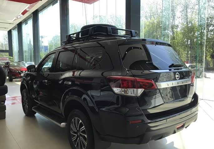 4s店晃荡黑色的途达就像威武的黑色骑士那般