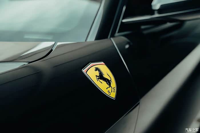 黑色的法拉利ferrarif12berline车标特别