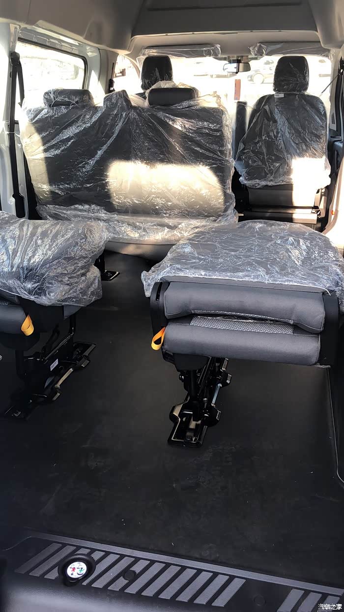 求问车友全顺有没有222座椅布局的