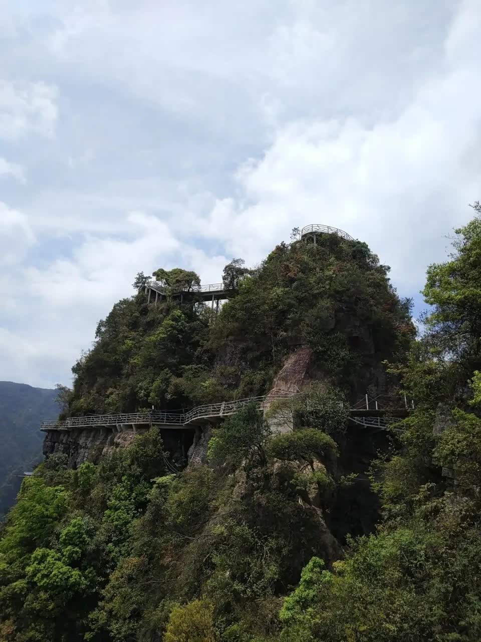 青山瀑布景区位于金秀瑶族自治县东南部的长垌乡境内