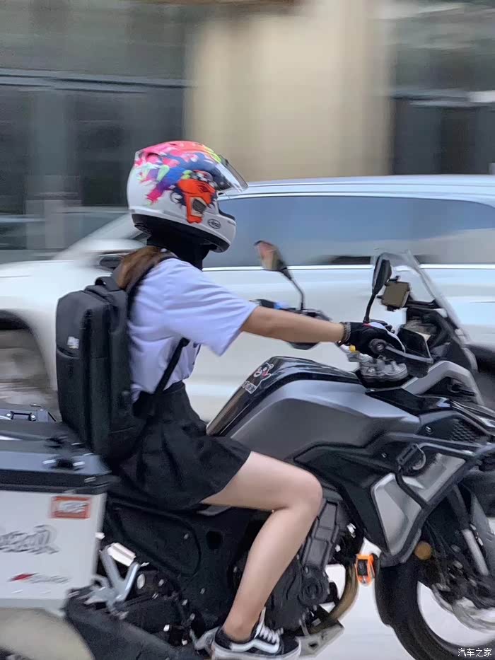 朋友圈今天看到的凯越机车和女神们